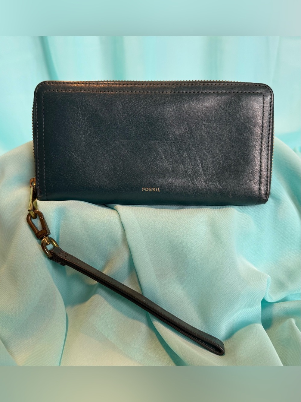Fossil Women Green Leather Wallet Wristlet  Zip Around Clutch with Wristband